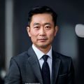 东京热app首席技术官陈明哲头像，中年男性，专业西装，表情沉稳自信